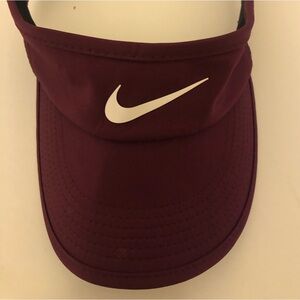 Nike Featherweight Visor Hat in mulberry color EUC